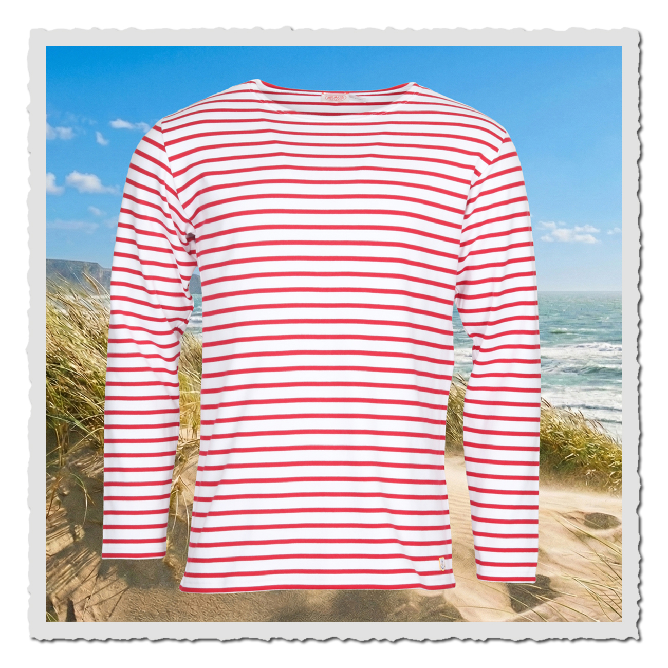 Gestreiftes Armor Lux Matrosen-Shirt in Weiß-Rot vor Dünen- und Meereskulisse, ideal für lässige Looks im Alltag.